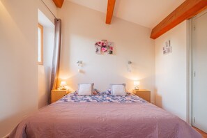 1 bedroom, WiFi, bed sheets - “Nacrée” Guest Room with Shared Terrace, Garden, and Wi-Fi (Laurac-en-Vivarais)