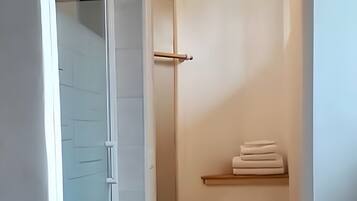 Douche, serviettes fournies