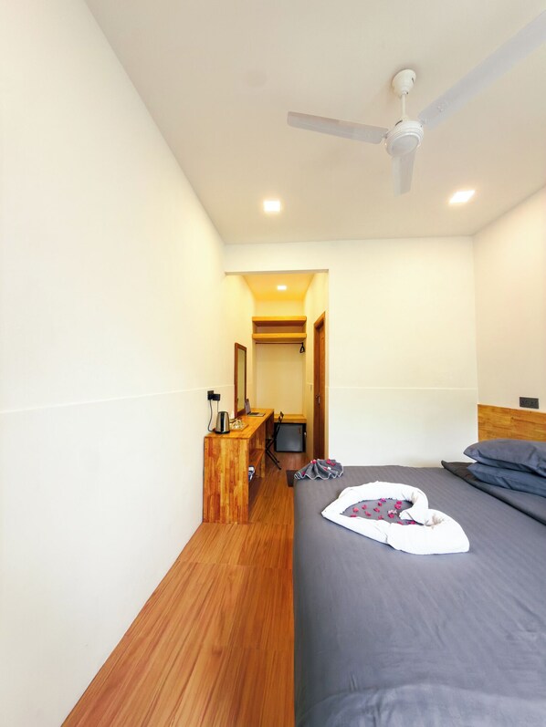 Habitació doble o amb dos llits individuals, pati, vistes al pati | Caixa forta a l'habitació, cortines opaques i planxa i posts de planxar 