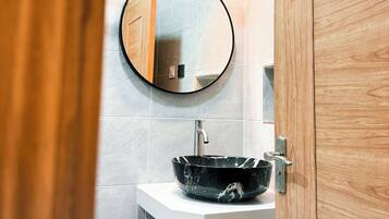 Habitación con 1 cama doble o 2 individuales, patio, vistas al patio | Baño