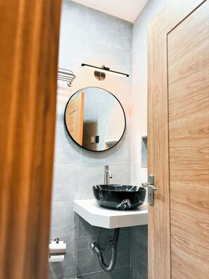 Habitación con 1 cama doble o 2 individuales, patio, vistas al patio | Baño