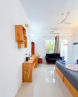 Habitació doble Deluxe, pati, vistes al jardí | Caixa forta a l'habitació, cortines opaques i planxa i posts de planxar 