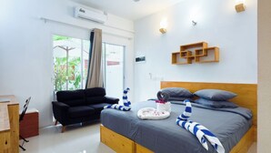 Un dormitorio moderno con cama de madera, ventilador de techo, escritorio y ventana con cortinas.