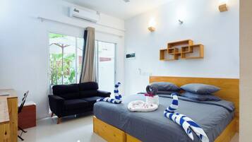 Habitación Deluxe doble, patio, vistas al jardín | Caja fuerte, cortinas opacas, tabla de planchar con plancha