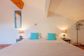 1 bedroom, WiFi, bed sheets - Turquoise Guest Room, Shared Terrace & Garden, Wi-Fi (Laurac-en-Vivarais)