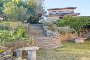 Property grounds - Turquoise Guest Room, Shared Terrace & Garden, Wi-Fi (Laurac-en-Vivarais)