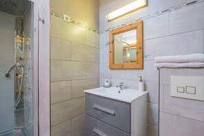 Shower, towels - Turquoise Guest Room, Shared Terrace & Garden, Wi-Fi (Laurac-en-Vivarais)