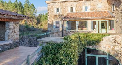 Guest Room “Rosée” with Shared Terrace, Communal Garden and Wi-Fi