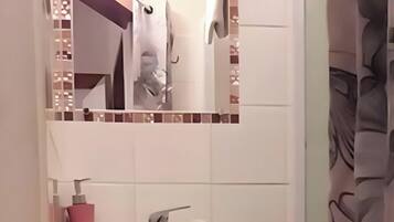 Een douche, handdoeken