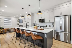 冰箱、微波炉、烤箱、炉灶