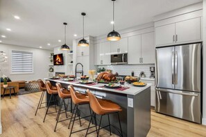 Fridge, microwave, oven, stovetop - Indoor Fireplace • 3 Kings • Free Parking • Desk (Calgary)