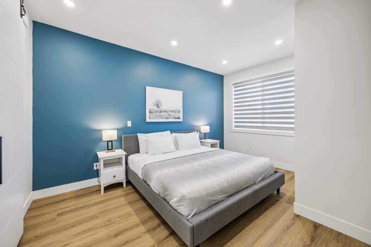 Iron/ironing board, travel cot, WiFi, bed sheets