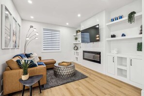 تلفزيون، مدفأة، مكتب