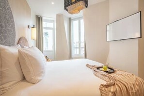 2 bedrooms, desk, iron/ironing board, free WiFi - AN EXCEPTIONAL BLEND OF HISTORICAL CHARM & MODERN AMENITIES - RUE DE RENNES (Paris)
