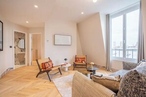 Living area - AN EXCEPTIONAL BLEND OF HISTORICAL CHARM & MODERN AMENITIES - RUE DE RENNES (Paris)