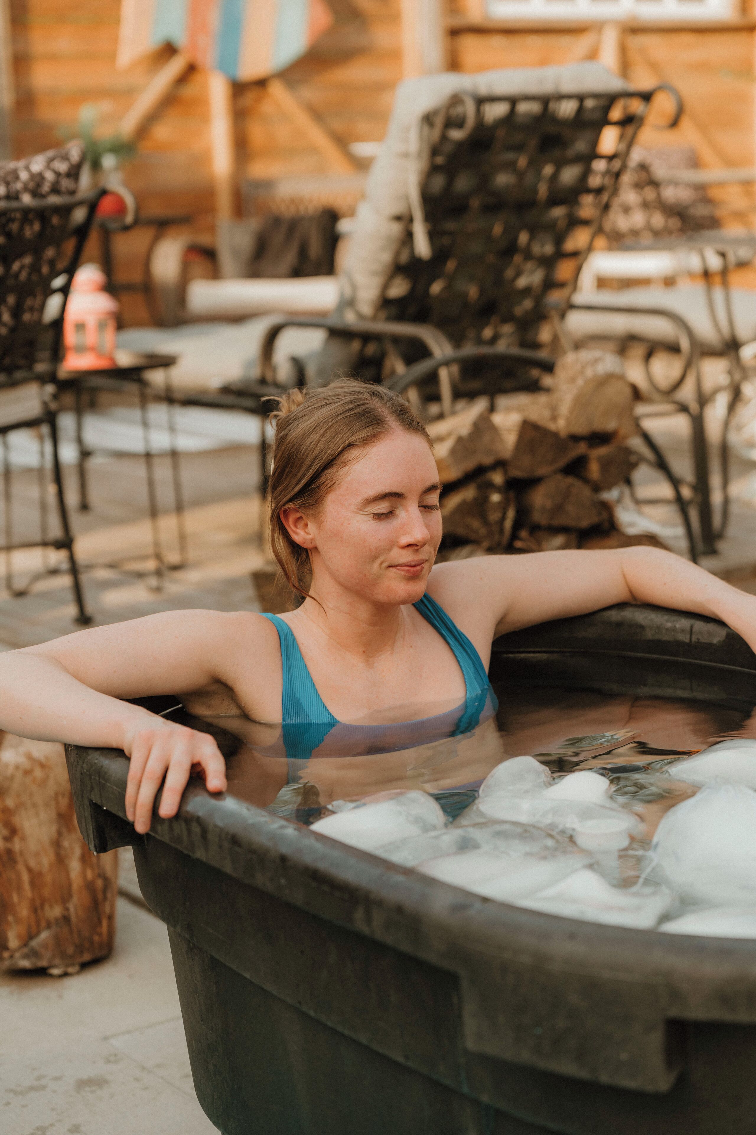 Una persona relajándose en un jacuzzi con hielo.