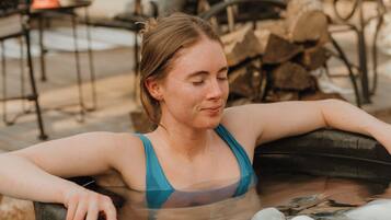 Una persona relajándose en un jacuzzi con hielo.