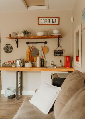 Frigobar, micro-ondas