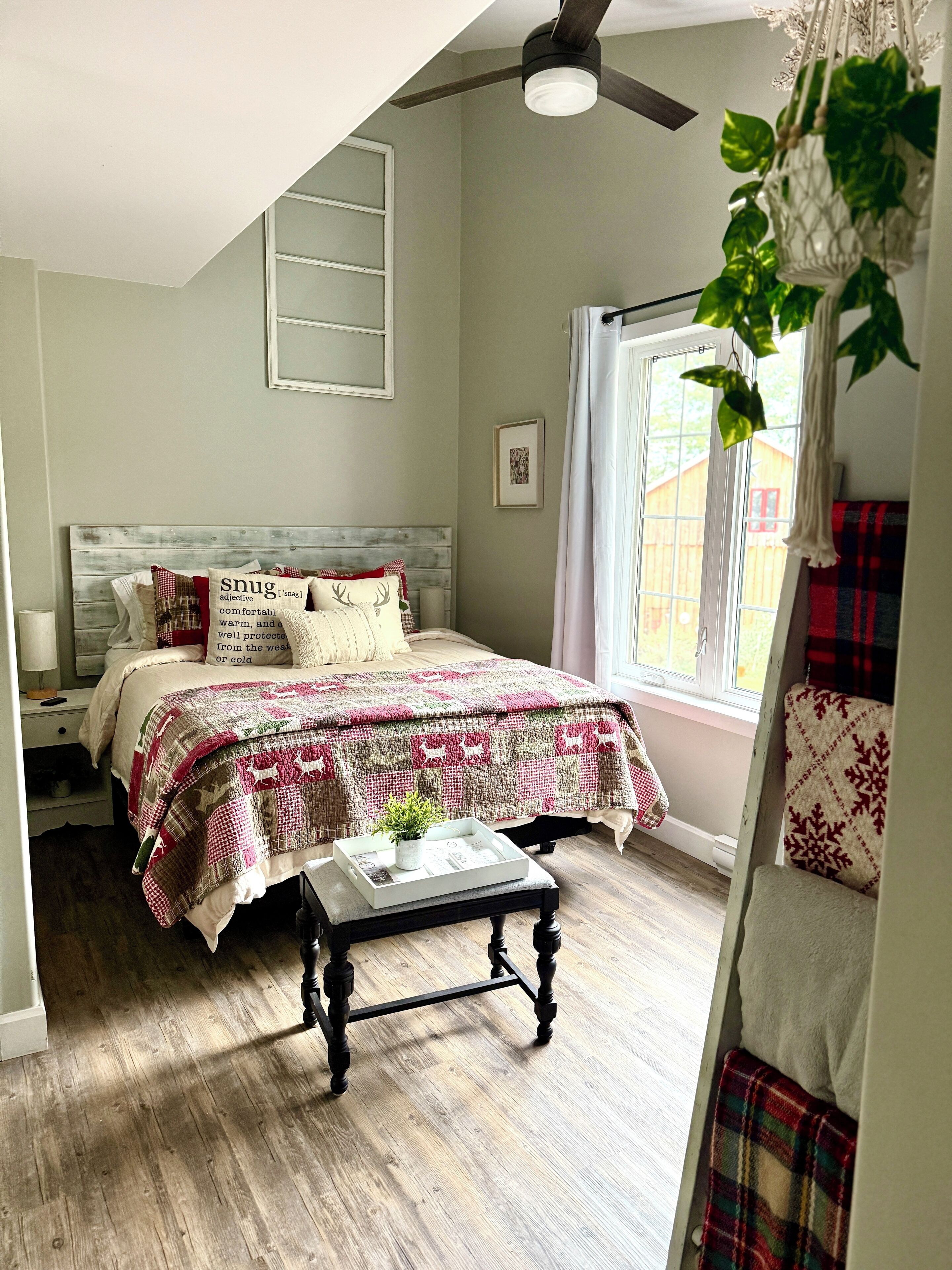 Un dormitorio con cama, mesita de noche y ventana con cortinas.