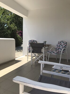 Terrace/patio - Apartment 'Cozy  For Rent In Kythera' with Shared Terrace, Wi-Fi and Air Conditioning (Κύθηρα)