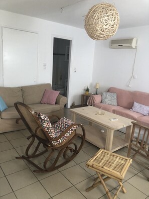 Living area - Apartment 'Cozy  For Rent In Kythera' with Shared Terrace, Wi-Fi and Air Conditioning (Κύθηρα)