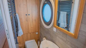 Een douche, handdoeken