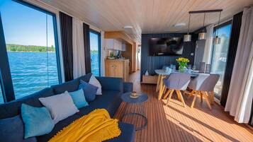 Een televisie en een open haard