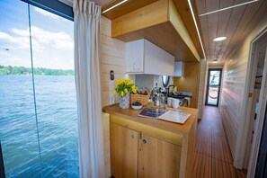 Fridge, oven, stovetop, dishwasher - Floatinghouse Redwine WOMA D13 – Modernes Hausboot für 7 Gäste mit Dachterrasse (Fürstenberg)