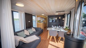 Un intérieur moderne comprenant un canapé, une table à manger et un coin cuisine.