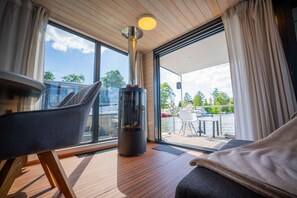 Interior - Floatinghouse Redwine WOMA D13 – Modernes Hausboot für 7 Gäste mit Dachterrasse (Fürstenberg)