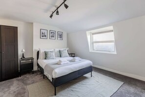 Iron/ironing board, Internet, bed sheets - Newly Refurbished 2BDR West London Retreat (Greater London)
