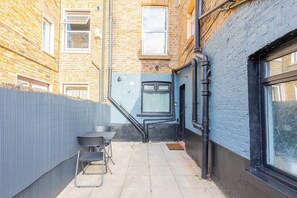 Outdoor dining - Newly Refurbished 2BDR West London Retreat (Greater London)