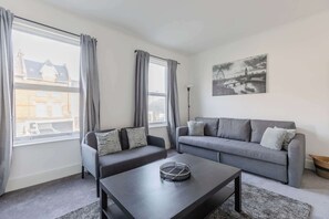TV, offices - Newly Refurbished 2BDR West London Retreat (Greater London)