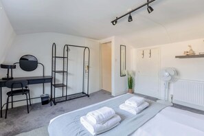 Iron/ironing board, Internet, bed sheets - Newly Refurbished 2BDR West London Retreat (Greater London)