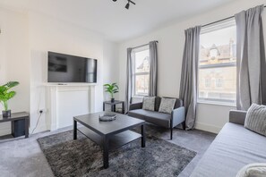 Living area - Newly Refurbished 2BDR West London Retreat (Greater London)