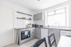 Private kitchen - Newly Refurbished 2BDR West London Retreat (Greater London)