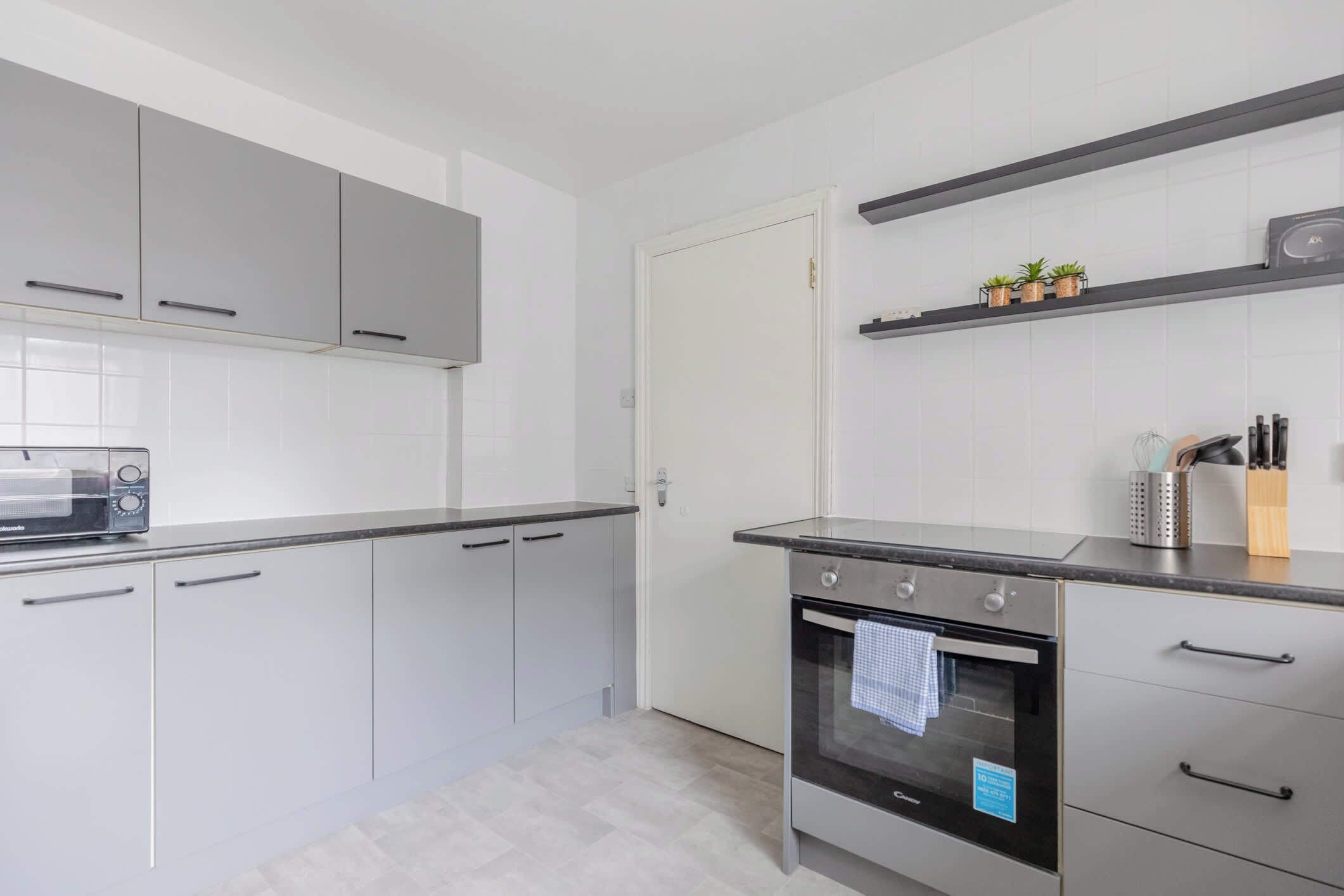 ثلاجة، ميكروويف، فرن، موقد طهي مسطح