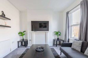 TV, offices - Newly Refurbished 2BDR West London Retreat (Greater London)