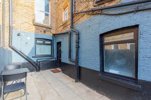 Outdoor dining - Newly Refurbished 2BDR West London Retreat (Greater London)