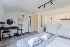 Room - Newly Refurbished 2BDR West London Retreat (Greater London)