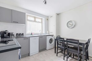 Coffee/tea maker, fridge, microwave, oven - Newly Refurbished 2BDR West London Retreat (Greater London)
