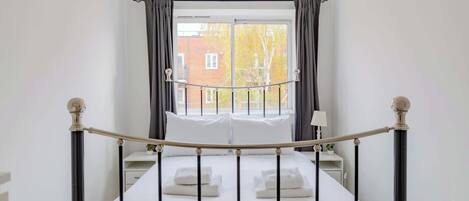 Fer et planche Ă repasser, accĂšs Ă Internet, literie fournie