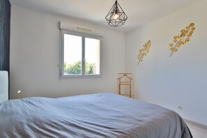3 slaapkamers, een strijkplank/strijkijzer, wifi, beddengoed