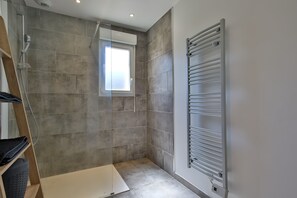 Shower, hair dryer, towels - Holiday Home "Gîte with Game Room" with Private Terrace, Garden & Wi-Fi (Montfarville)