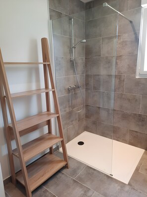 Shower, hair dryer, towels - Holiday Home "Gîte with Game Room" with Private Terrace, Garden & Wi-Fi (Montfarville)