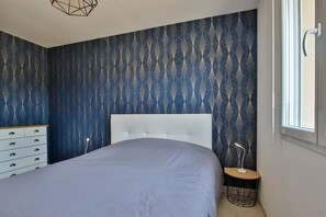 3 bedrooms, iron/ironing board, WiFi, bed sheets - Holiday Home "Gîte with Game Room" with Private Terrace, Garden & Wi-Fi (Montfarville)