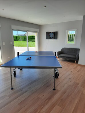 Games room - Holiday Home "Gîte with Game Room" with Private Terrace, Garden & Wi-Fi (Montfarville)
