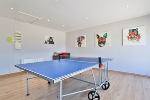 Games room - Holiday Home "Gîte with Game Room" with Private Terrace, Garden & Wi-Fi (Montfarville)
