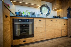 Fridge, oven, stovetop, dishwasher - Floatinghouse Roma WOMA D13 – Modern Houseboat for 7 Guests with Rooftop Terrace (Fürstenberg/Havel)
