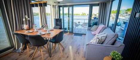 المنشأة من الداخل